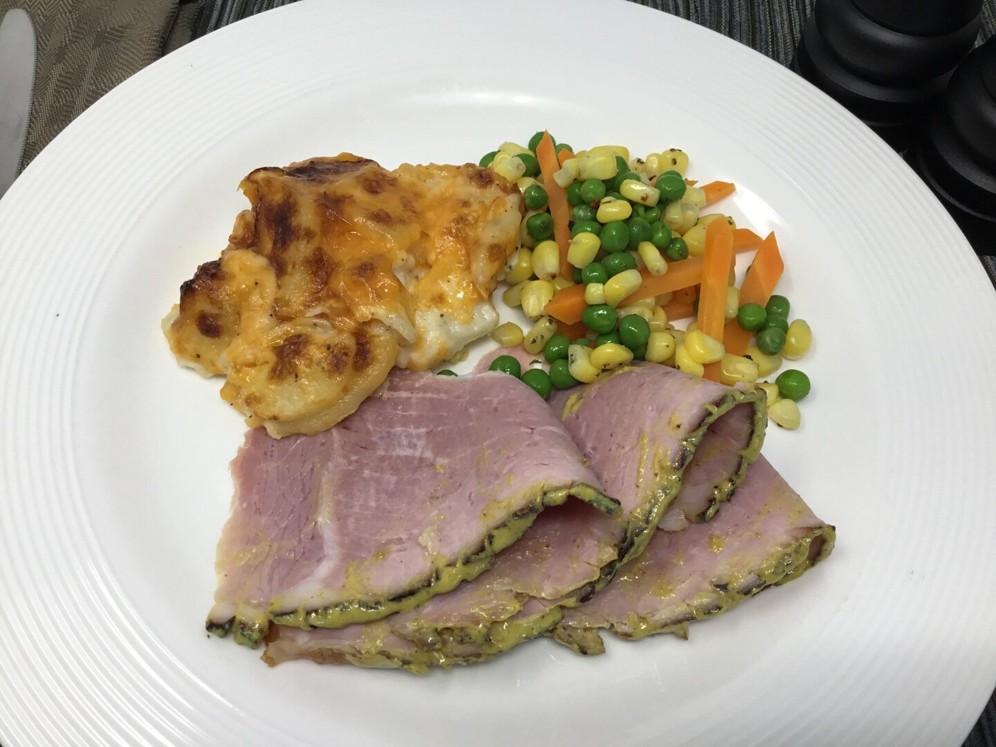 Jambon facile à découper avec glace aux pêches et à la moutarde