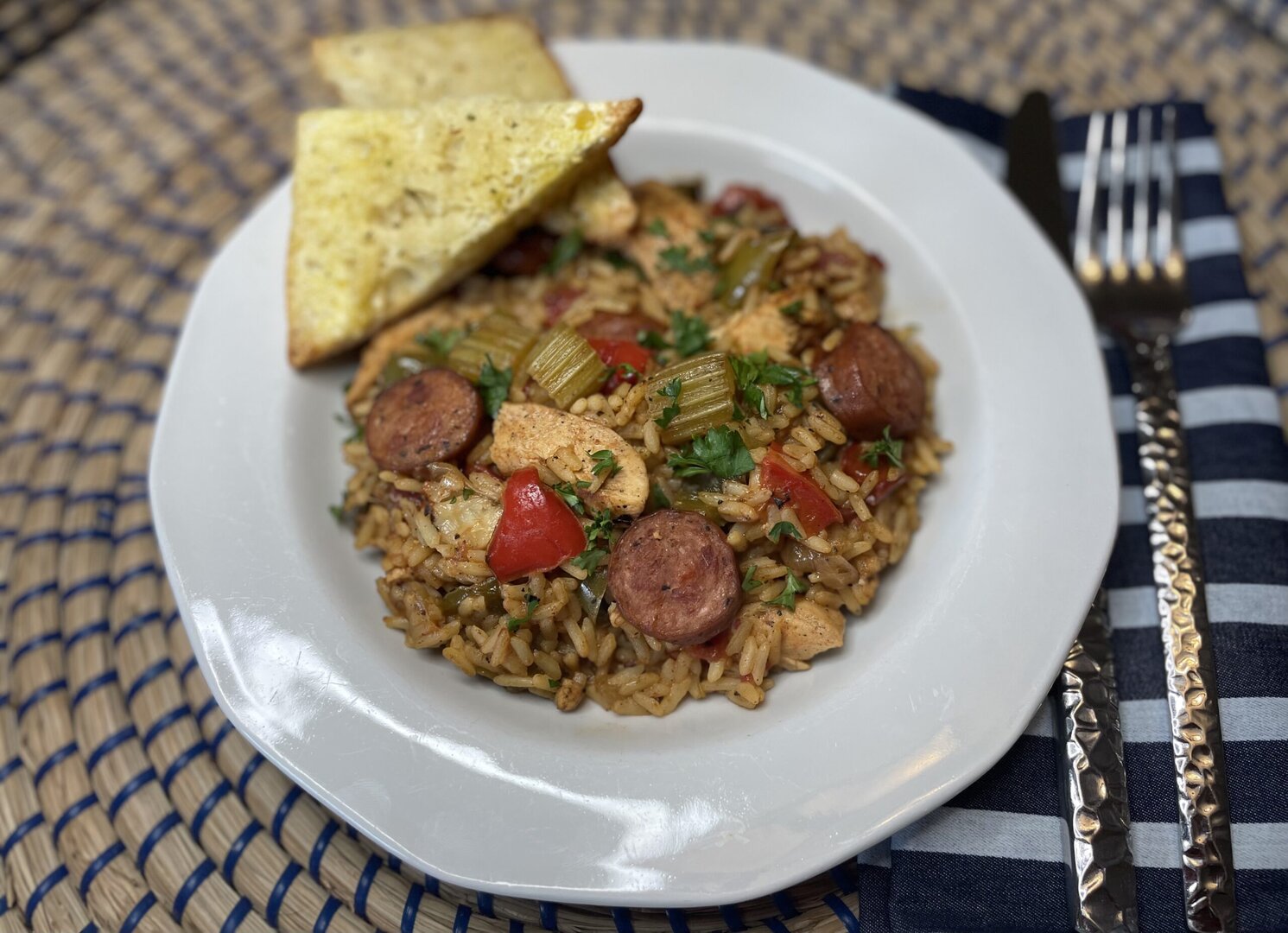 Jambalaya au saucisson et au poulet avec du riz